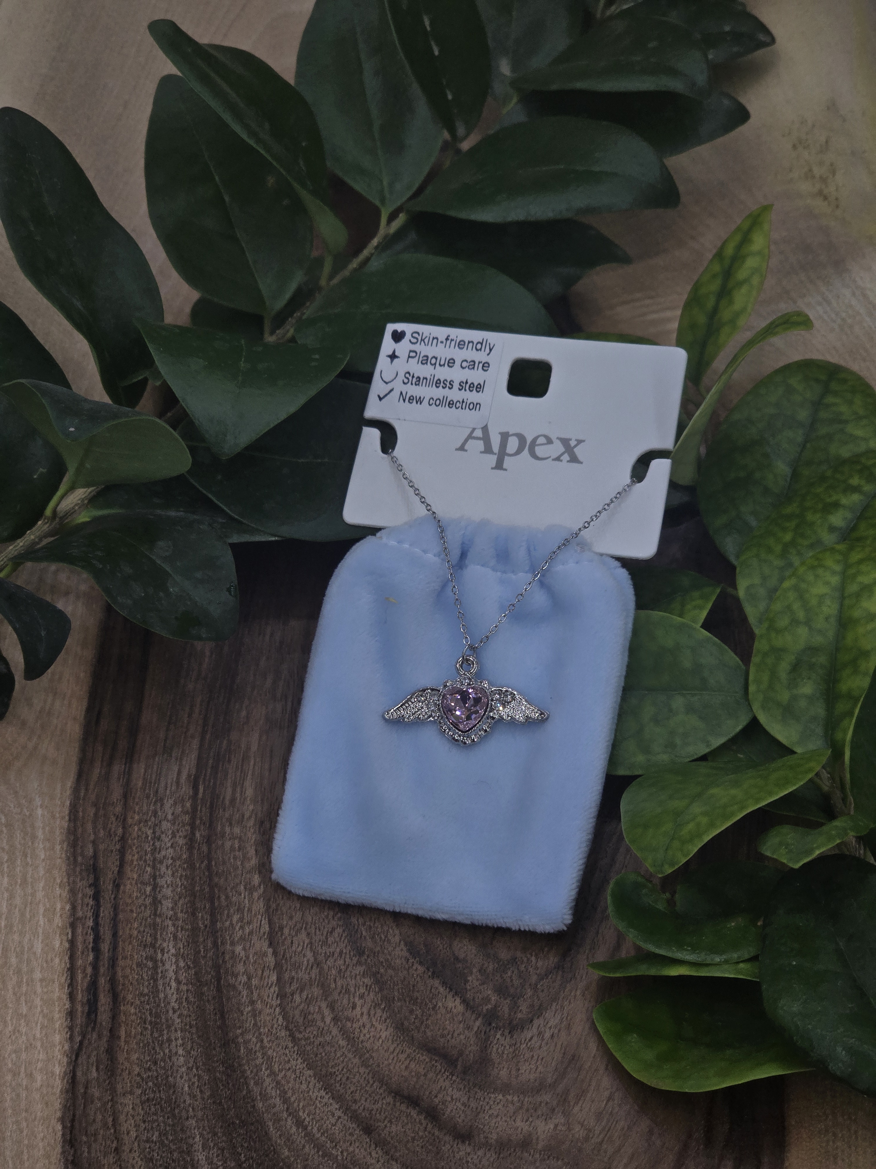 گردن بند قلب بالدار